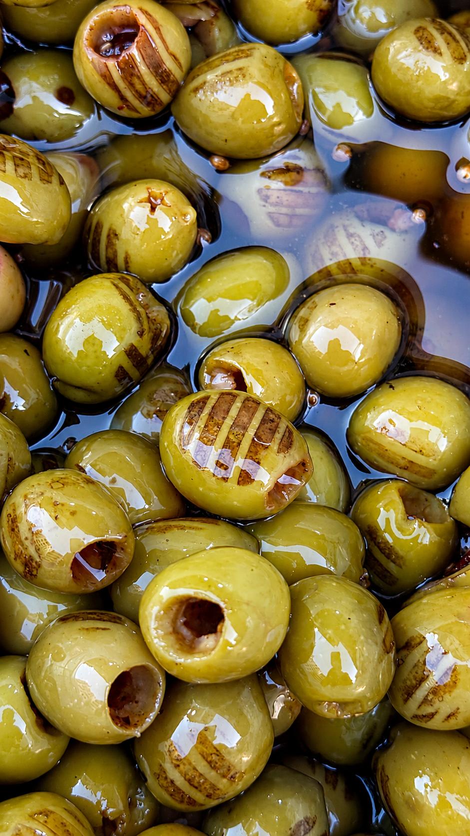 زيتون مشوي بزيت الزيتون